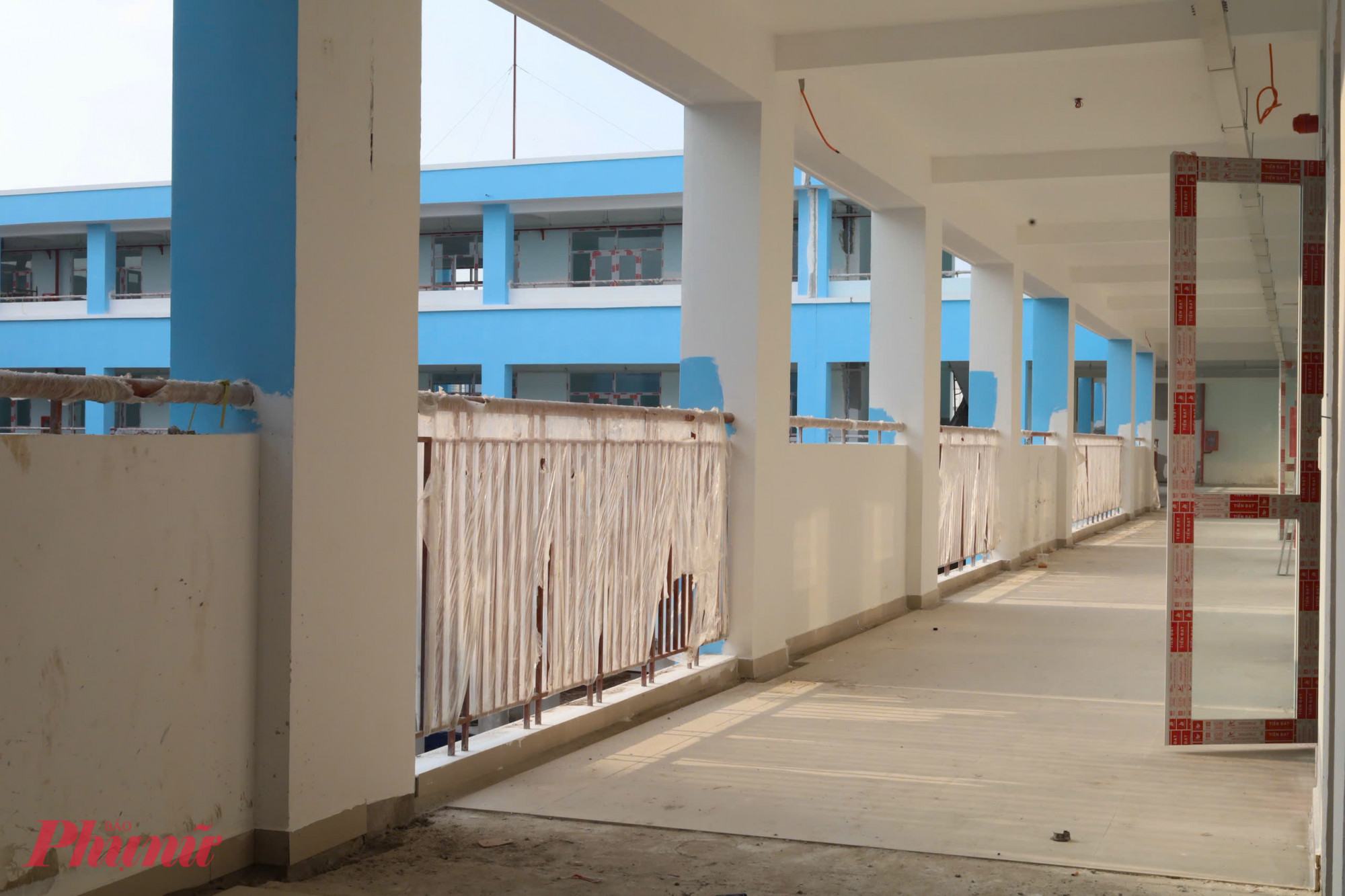 Hành lang các tầng đã được lát gạch và vệ sinh sạch sẽ, chuẩn bị lắp đặt thiết bị kỹ thuật.