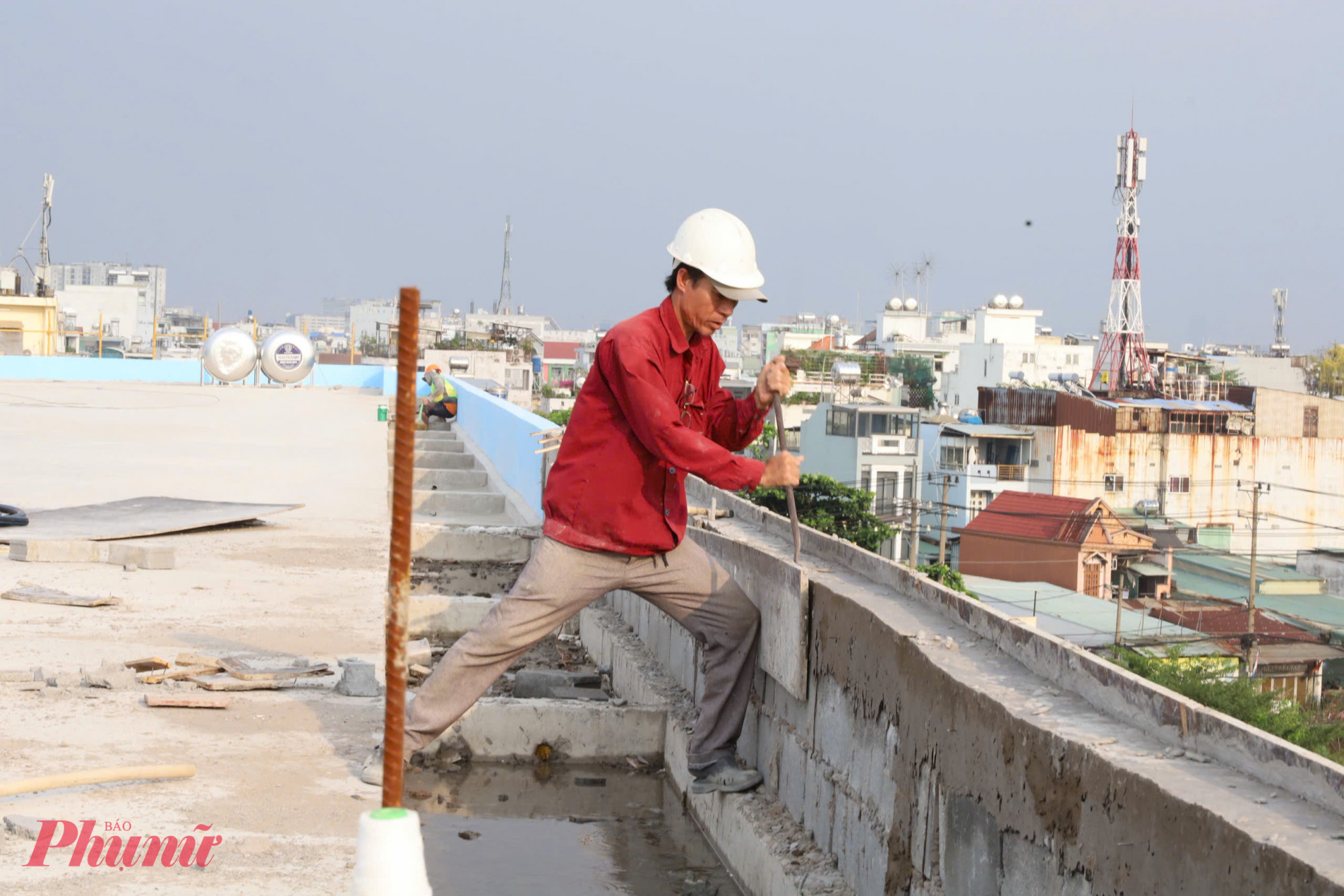 Công đoạn tháo ván khuôn để hoàn thiện tường mái.