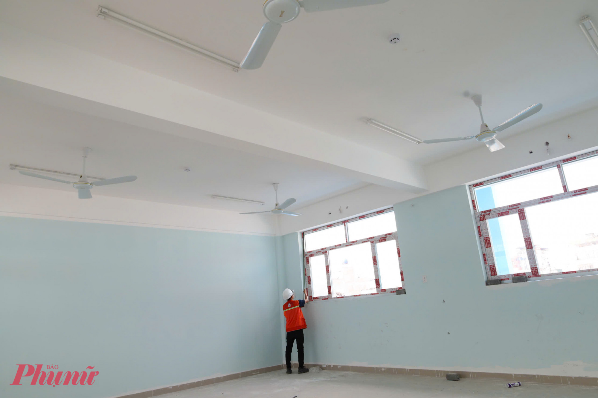 Các phòng học được bố trí theo tiêu chuẩn về diện tích, ánh sáng và thông gió.