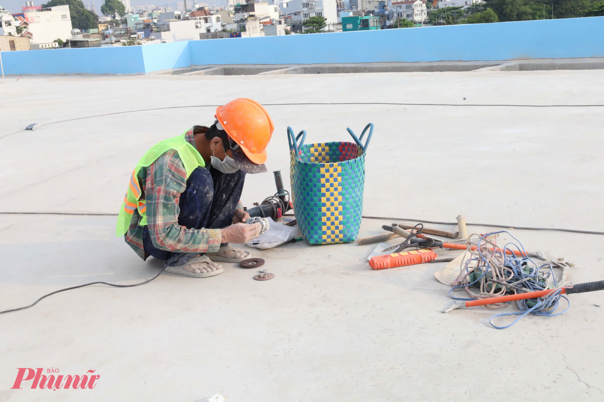 Công tác vệ sinh mái trước khi làm màng khò chống thấm.