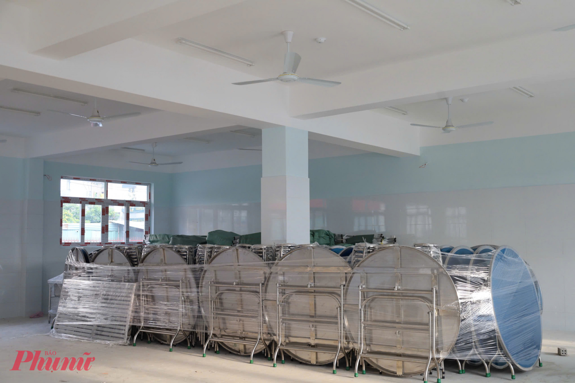 Bàn ăn ghế nhà ăn cũng được trang bị trước khi công trình trường học hoàn thiện.