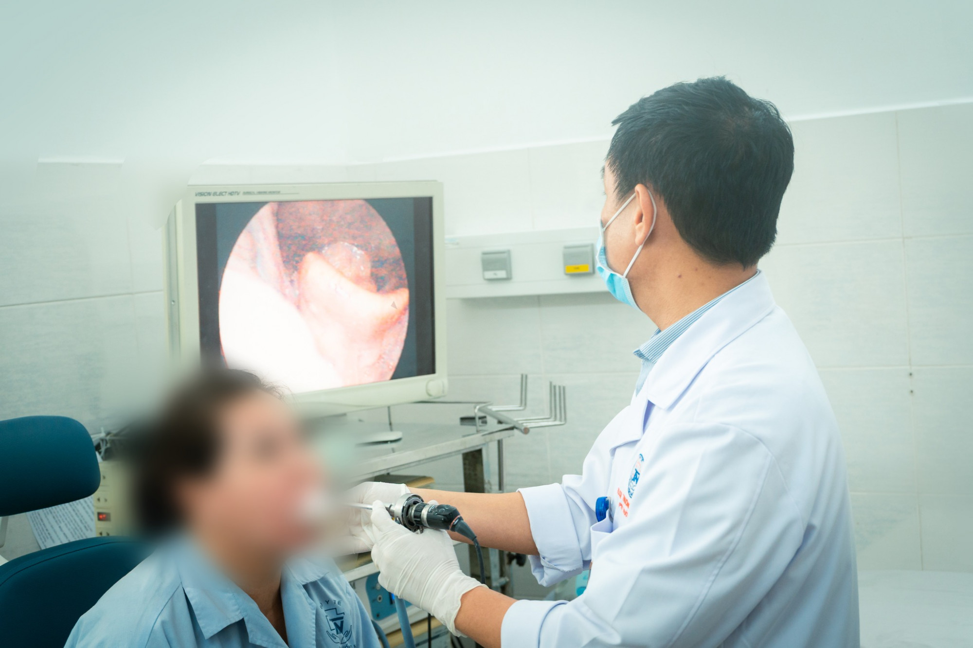 Bác sĩ bệnh viện nội soi gắp xương cá cho bệnh nhân, ảnh BVTN