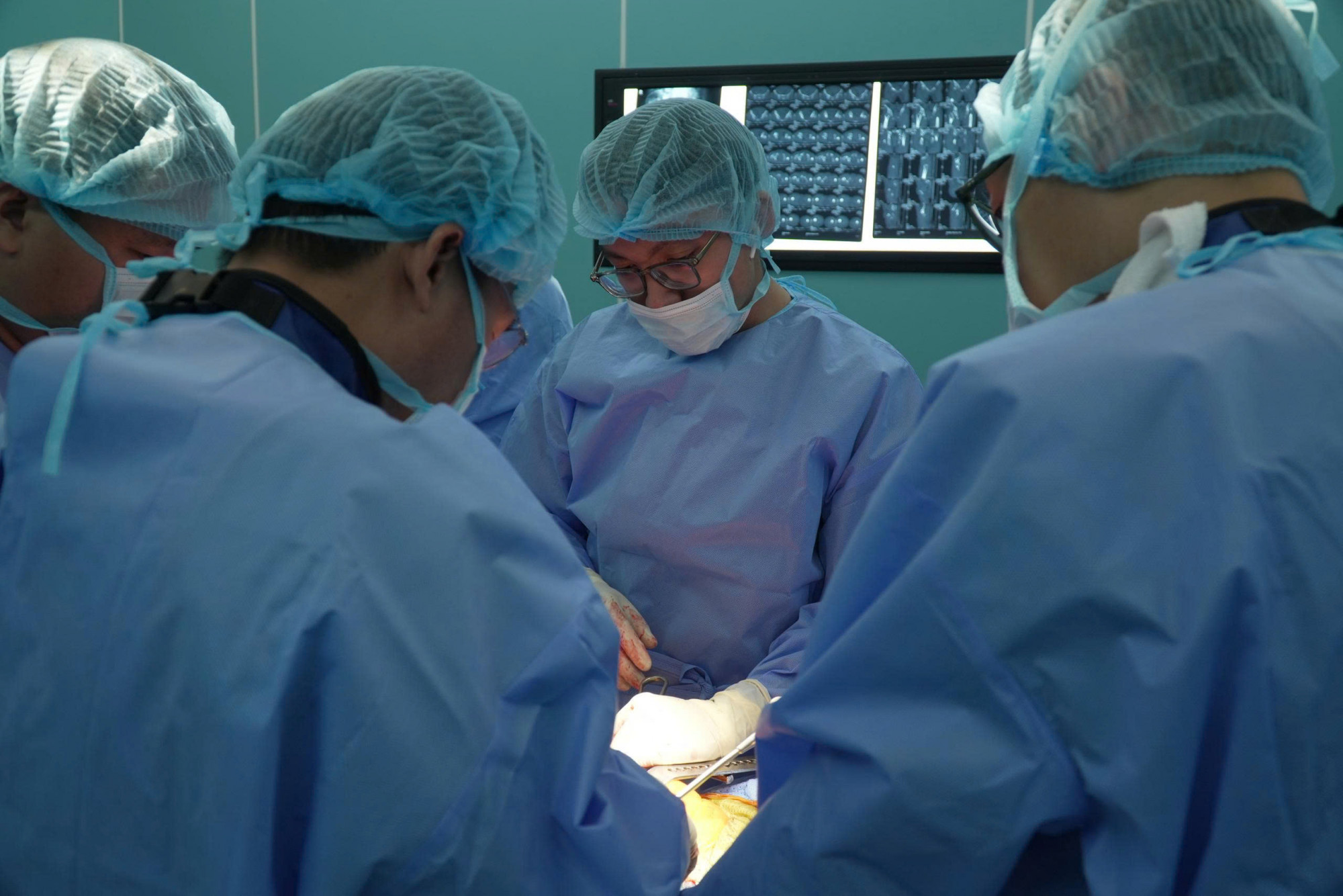 Ê-kíp bác sĩ trong ca phẫu thuật cho bà C., ảnh BVCC