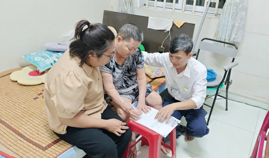 Đêm 5/1, cán bộ TTPVHCC phường Thuận Giao đến nhà người dân hỗ trợ công tác thủ tục hành chính. Ảnh: Thanh Quang.