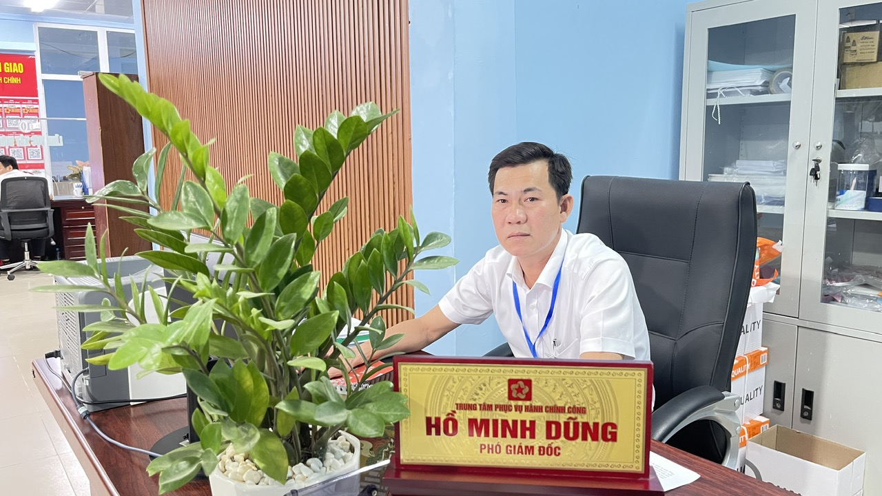 Ông Hồ Minh Dũng (ảnh), Phó Giám đốc TTPVHCC phường Thuận Giao cho biết, thời gian qua đơn vị thường xuyên tổ chức “tăng ca” đêm để trả hồ sơ cho dân đúng hẹn và sớm hạn. Ảnh: Thanh Quang.