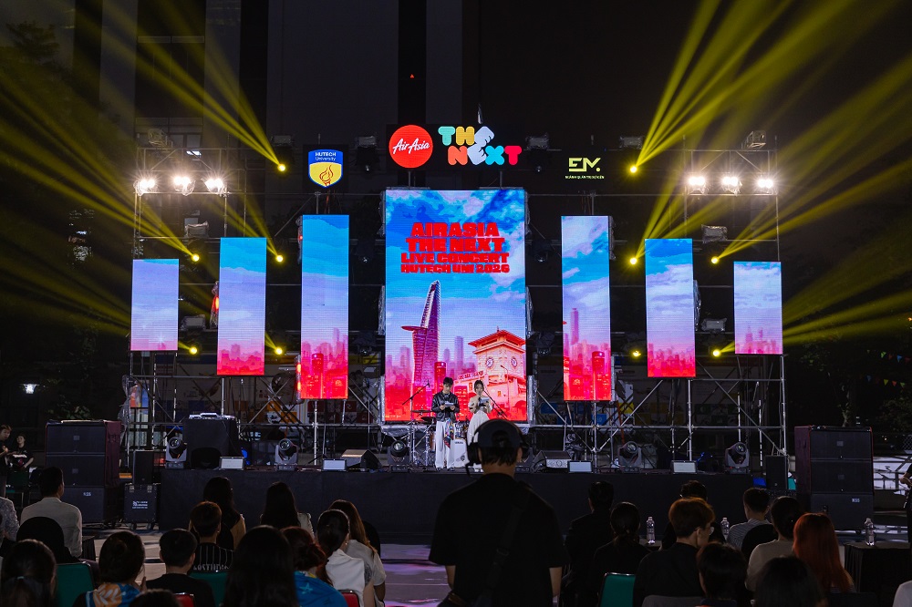 Sân khấu chỉn chu, âm thanh, ánh sáng bài bản tạo nên một đêm nhạc hội hoành tráng - Ảnh: HUTECH