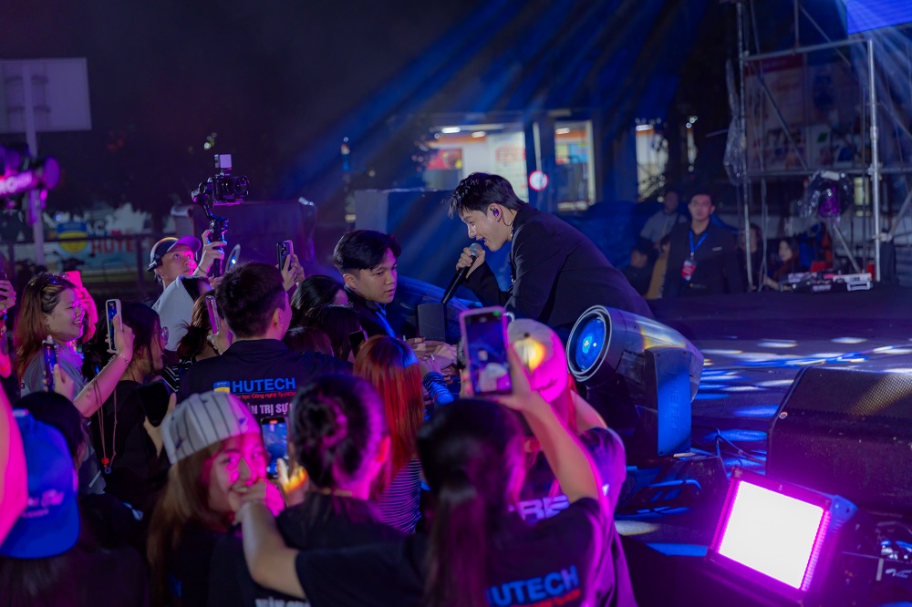Khán giả thăng hoa cảm xúc cùng nhiều tiết mục hấp dẫn của các nghệ sĩ - Ảnh: HUTECH