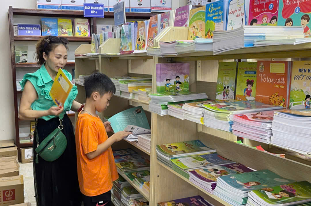 Phụ huynh, học sinh chọn SGK tại một công ty sách và thiết bị trường học