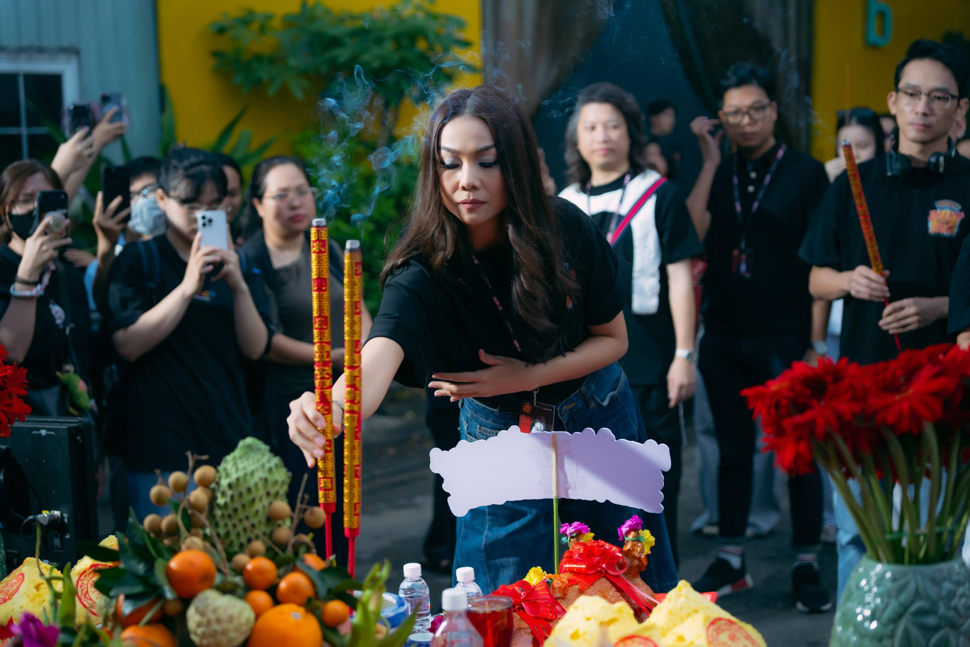 Thanh Hằng thực hiện nghi thức cúng khai máy