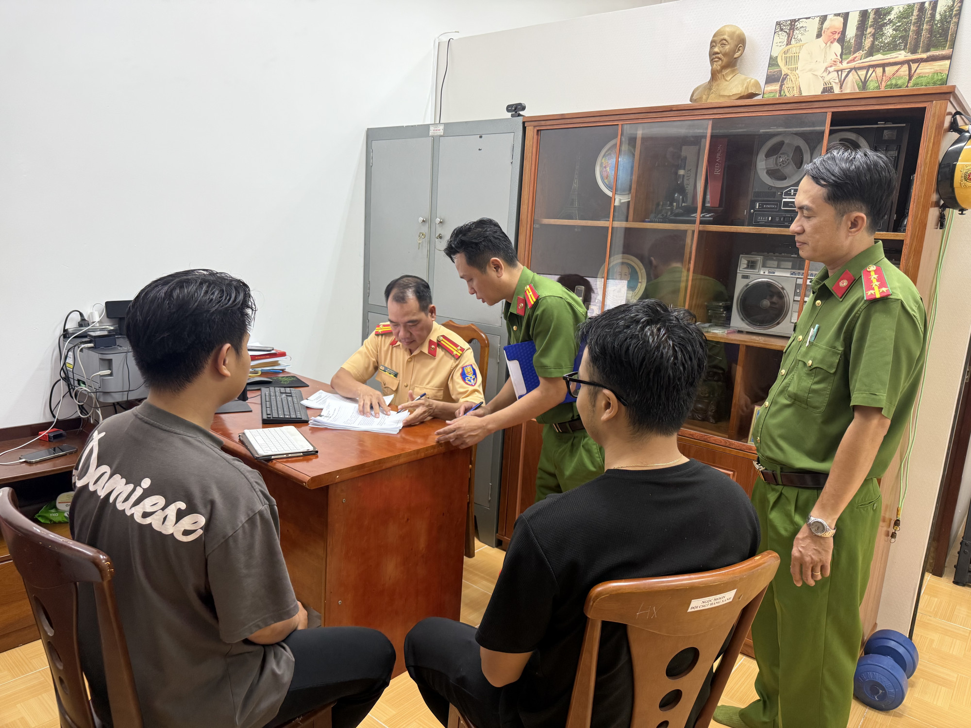 Thanh niên làm việc với công an. Ảnh: CA