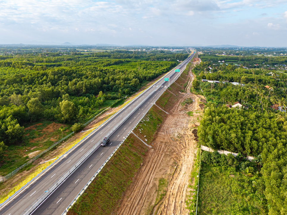 Cao tốc Quảng Ngãi - Hoài Nhơn với điểm đầu kết nối với cao tốc Đà Nẵng - Quảng Ngãi, điểm cuối nối cao tốc Hoài Nhơn - Quy Nhơn, khi đi vào hoạt động, tuyến cao tốc không chỉ giảm tải về áp lực giao thông cho Quốc lộ 1 mà còn mở trục kết nối kinh tế mới, khai mở trọn vẹn tiềm năng phát triển vùng và tạo động lực tăng trưởng cho cả nước - Ảnh: Báo Tin tức và Dân tộc