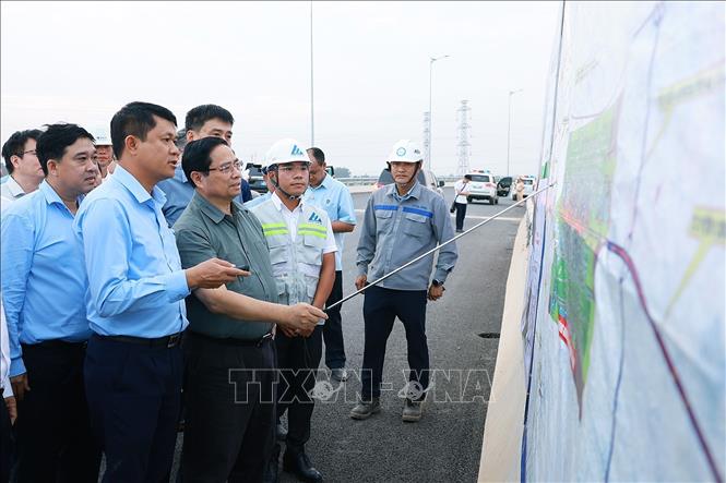 Thủ tướng Phạm Minh Chính kiểm tra tuyến giao thông kết nối (thuộc Cảng hàng không Quốc tế Long Thành) - Ảnh: TTXVN