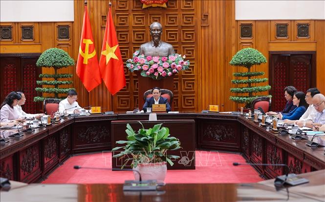  Thủ tướng Phạm Minh Chính chủ trì cuộc họp với các bộ, ngành để thảo luận các giải pháp điều hành kinh tế vĩ mô và ứng phó với thách thức trong khu vực và trên thế giới - Ảnh: TTXVN