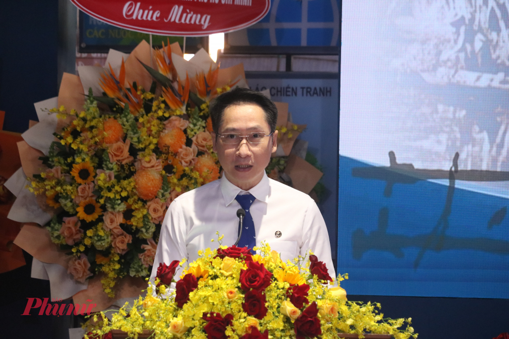 Phó Giám đốc phụ trách Bảo tàng Chứng tích Chiến tranh - Ông Lâm Ngô Hoàng Anh phát biểu khai mạc buổi lễ