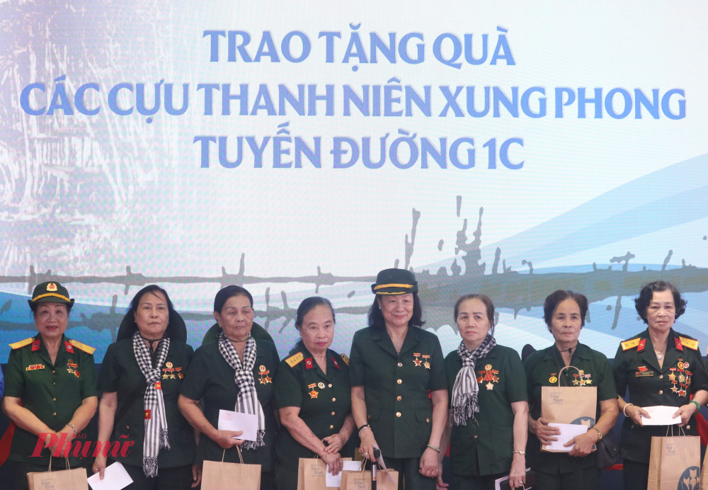 BTC trao tặng quà nhằm bày tỏ sự tri ân đối với các cựu Thanh niên xung phong.