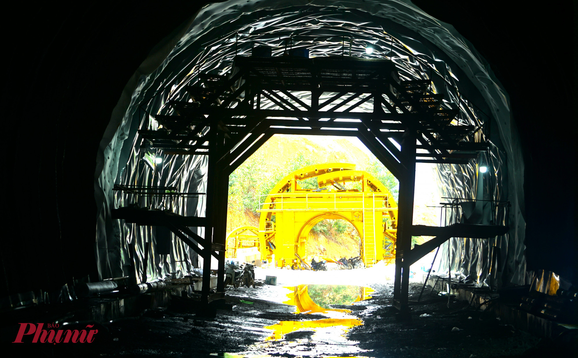 Việc đào thông hầm giúp kết nối hai cửa hầm Phượng Hoàng, tạo điều kiện thuận lợi cho công tác vận chuyển vật tư, thiết bị, đồng thời nâng cao hiệu quả tổ chức thi công các hạng mục tiếp theo. 