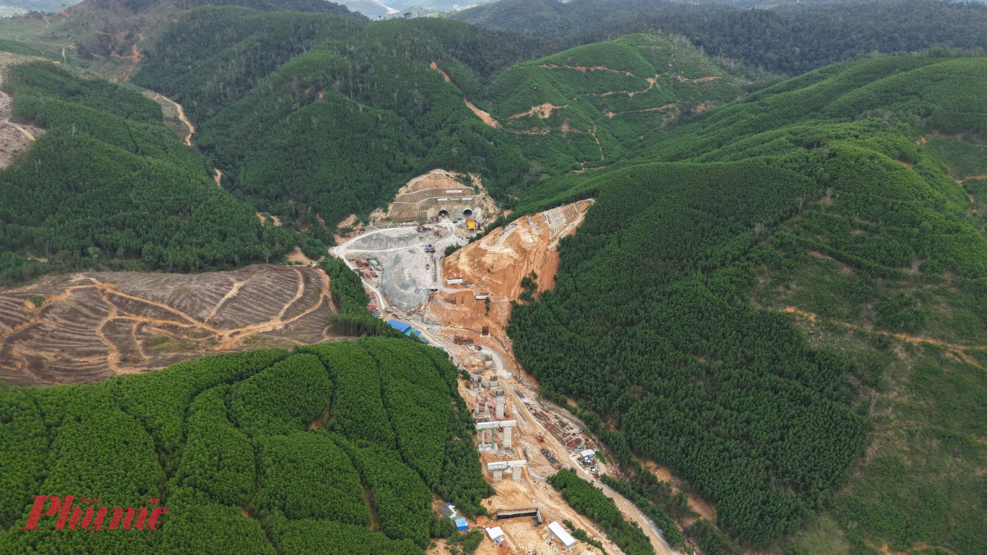 Gói thầu XL01, thuộc dự án cao tốc Khánh Hòa – Buôn Ma Thuột có chiều dài 11km, tổng giá trị 3.083 tỉ đồng. Trên tuyến, ngoài hạng mục đường, gói thầu còn bao gồm hầm Phượng Hoàng dài 1,7km và 10 cầu. Dự án do Ban Quản lý dự án Đường Sắt (Bộ Xây dựng) làm chủ đầu tư.