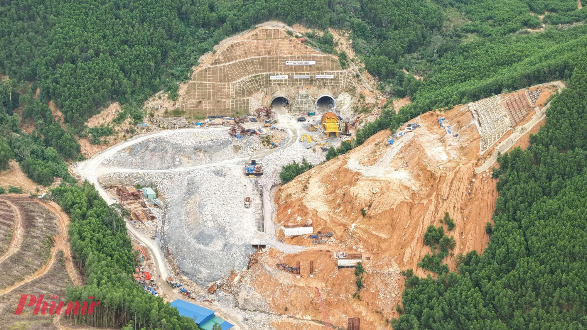 Đối với công tác vật liệu phục vụ thi công, nhà thầu đã chủ động đầu tư công nghệ nghiền cát nhân tạo, kịp thời bổ sung nguồn vật liệu, góp phần duy trì nhịp độ thi công ổn định cho toàn gói thầu XL01.