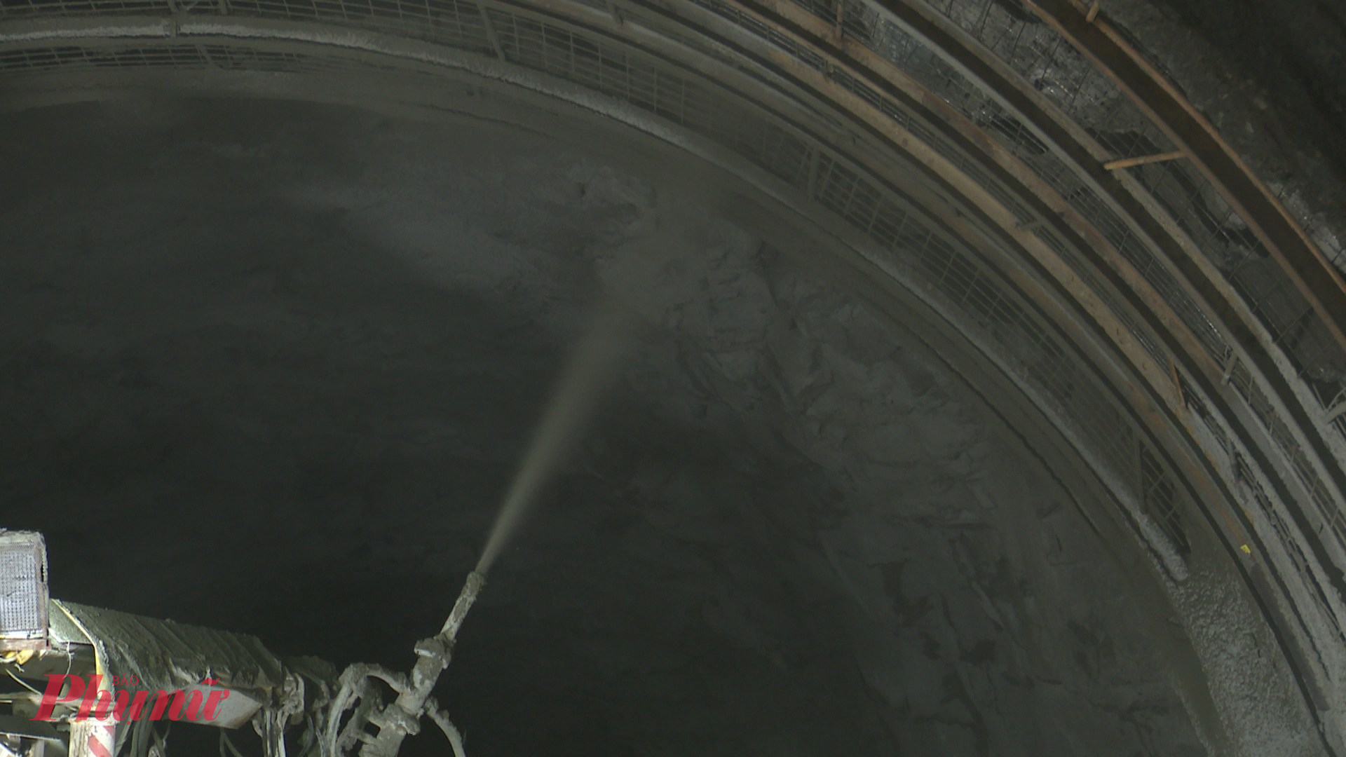 Quá trình thi công, nhiều đoạn hầm xuất hiện đá phong hóa xen đất yếu, kèm theo mạch nước ngầm lớn, làm gia tăng nguy cơ thấm nước và sụt lở, đòi hỏi các biện pháp xử lý kỹ thuật linh hoạt và thận trọng. 