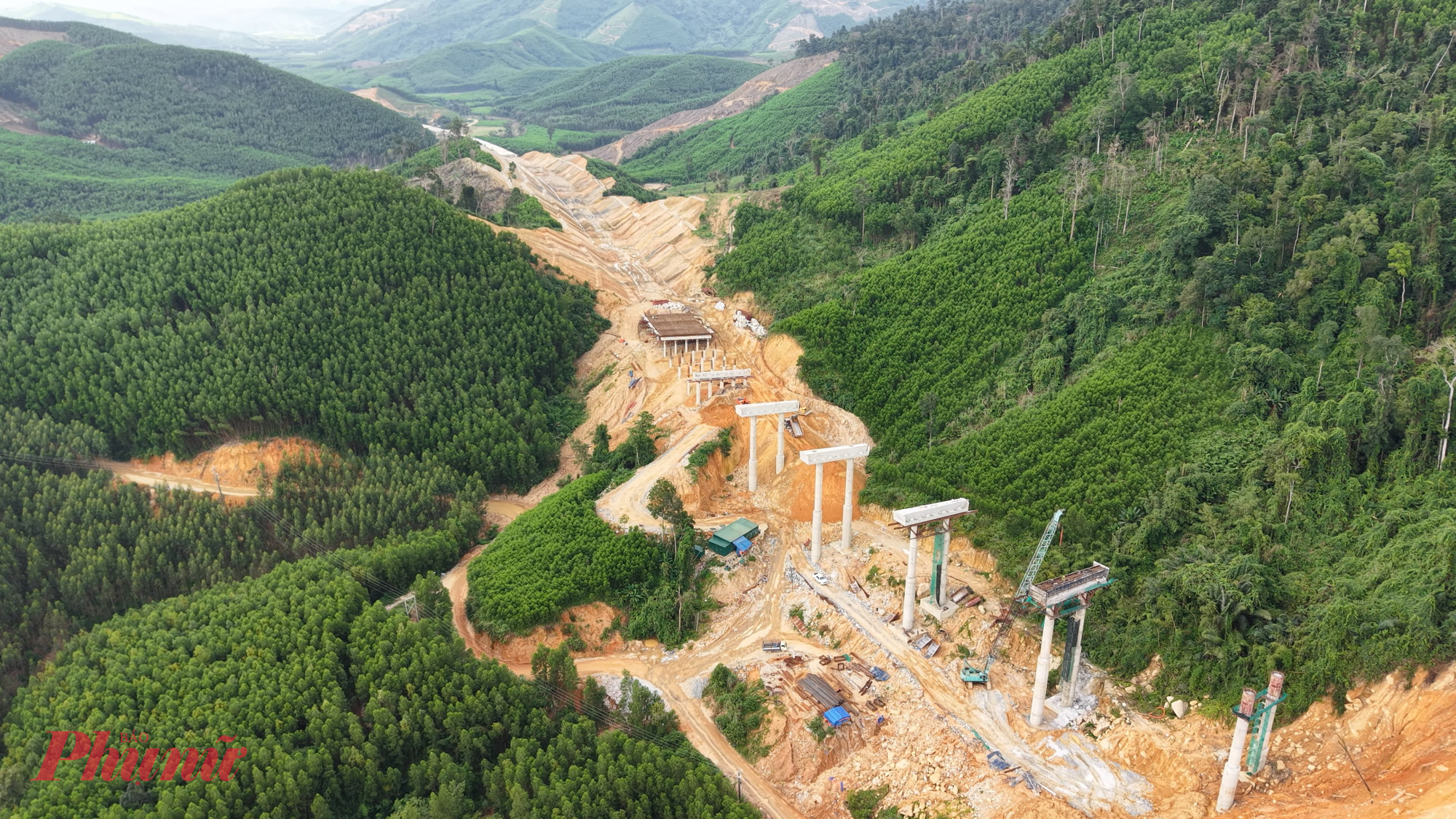 Song song với hạng mục hầm, các mũi thi công đường đang tập trung hoàn thiện nền đường, cống và hầm chui dân sinh trên tuyến, bảo đảm sự đồng bộ giữa các hạng mục trong gói thầu.