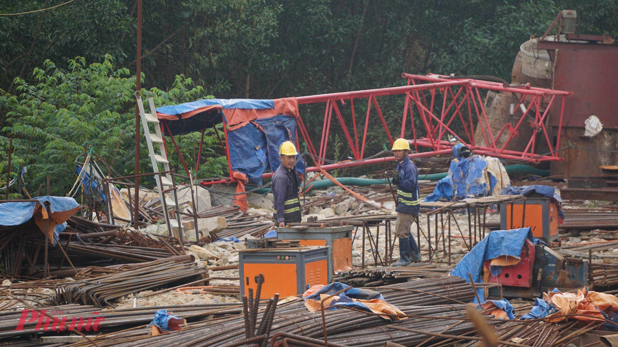  Lực lượng công nhân miệt mài làm việc ngày đêm, góp phần đẩy nhanh tiến độ thi công.