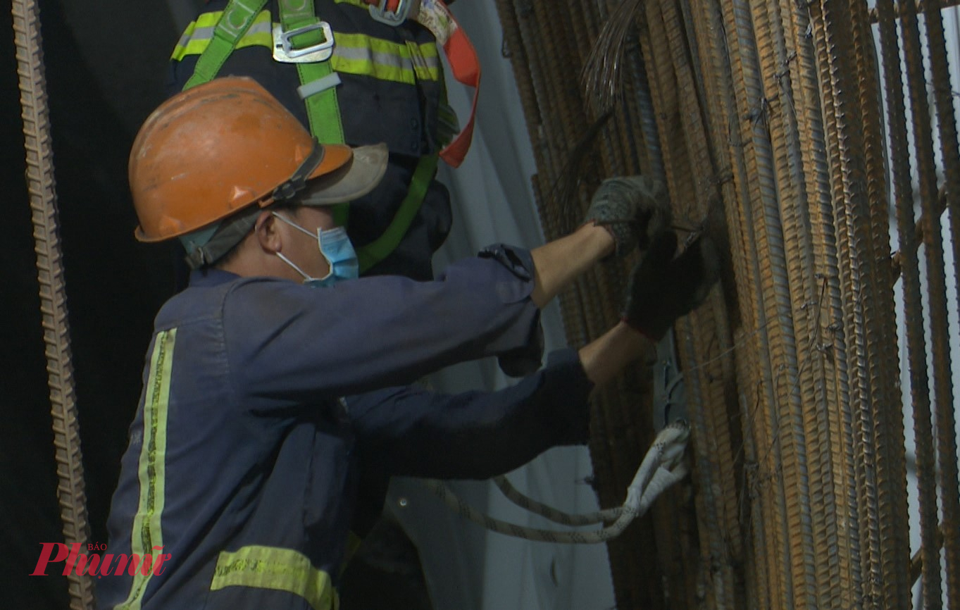 Để đáp ứng mục tiêu tiến độ trong giai đoạn nước rút, liên danh nhà thầu do Tập đoàn Đèo Cả đứng đầu đã huy động gần 600 cán bộ, kỹ sư, công nhân cùng gần 180 thiết bị chuyên dụng, triển khai 22 mũi thi công.