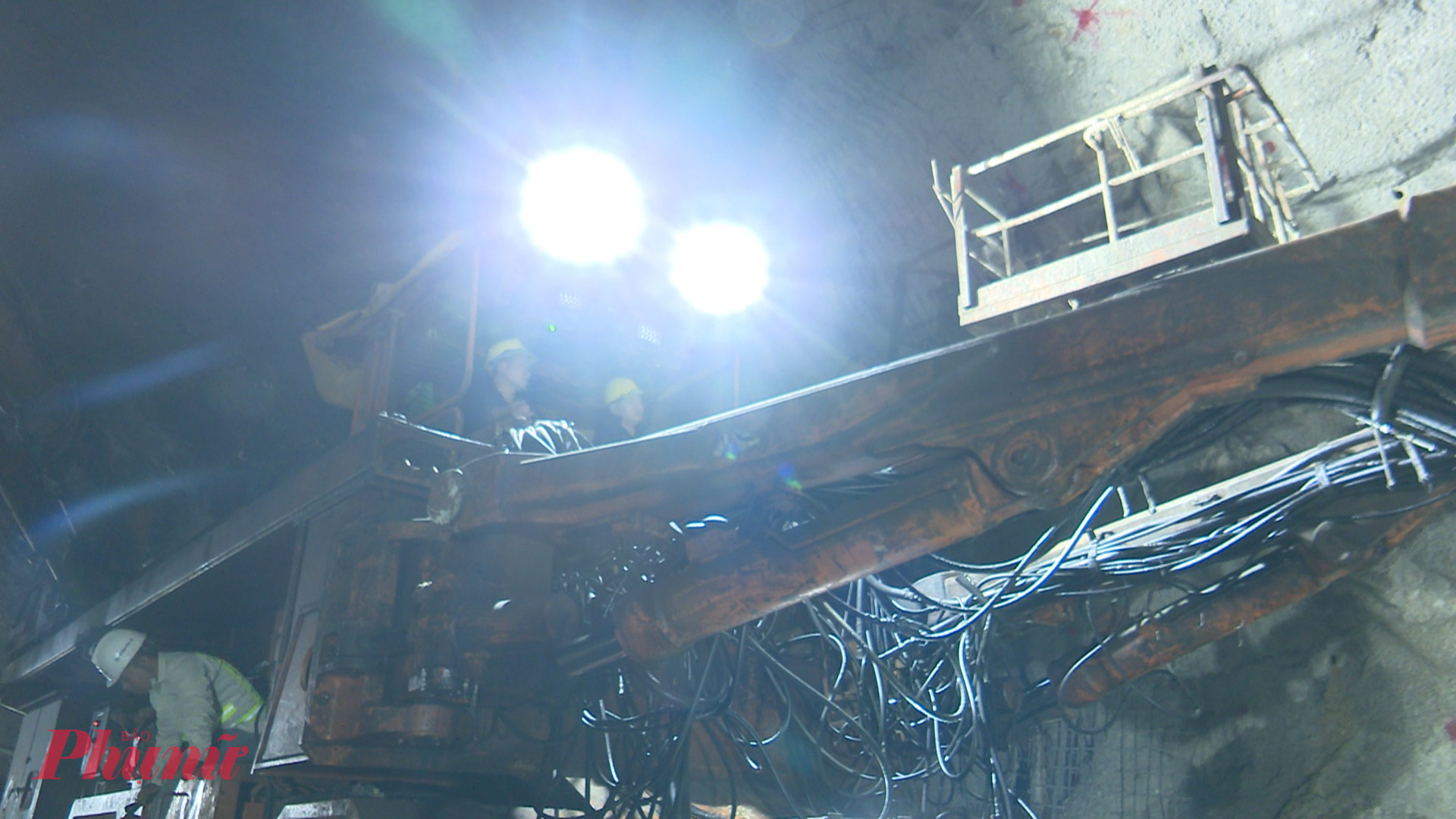 Gần 180 thiết bị chuyên dụng tham gia thi công - ảnh: Bích Liên.