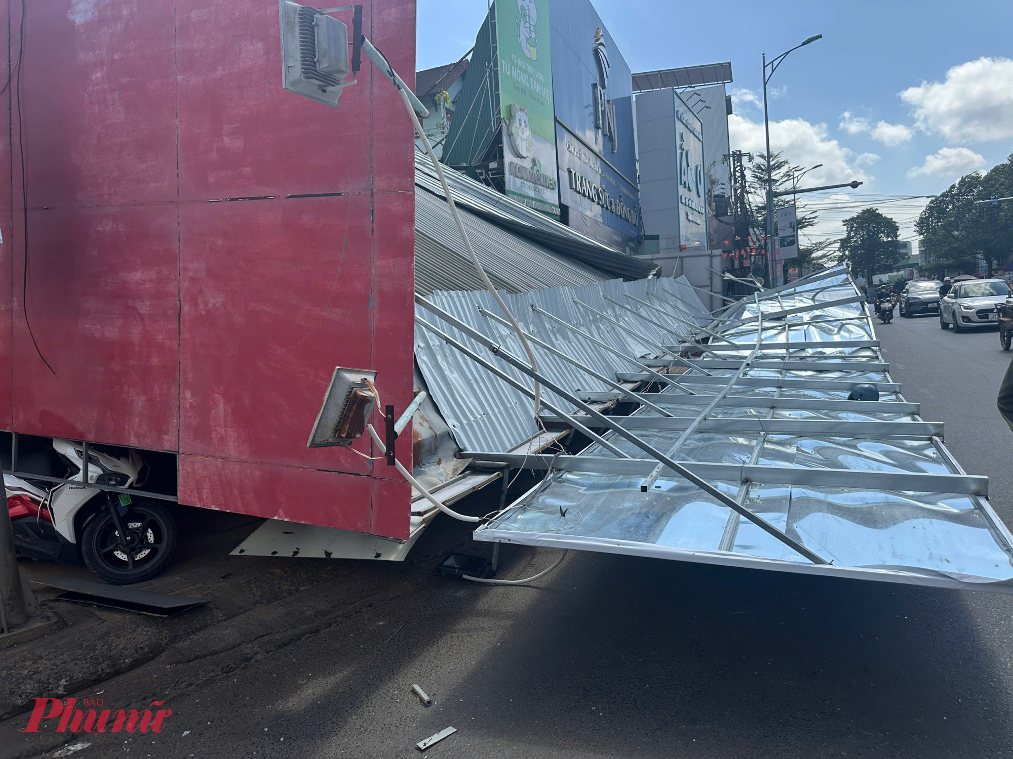 tấm bảng hiệu kích thước lớn tại tòa nhà Viettel Store