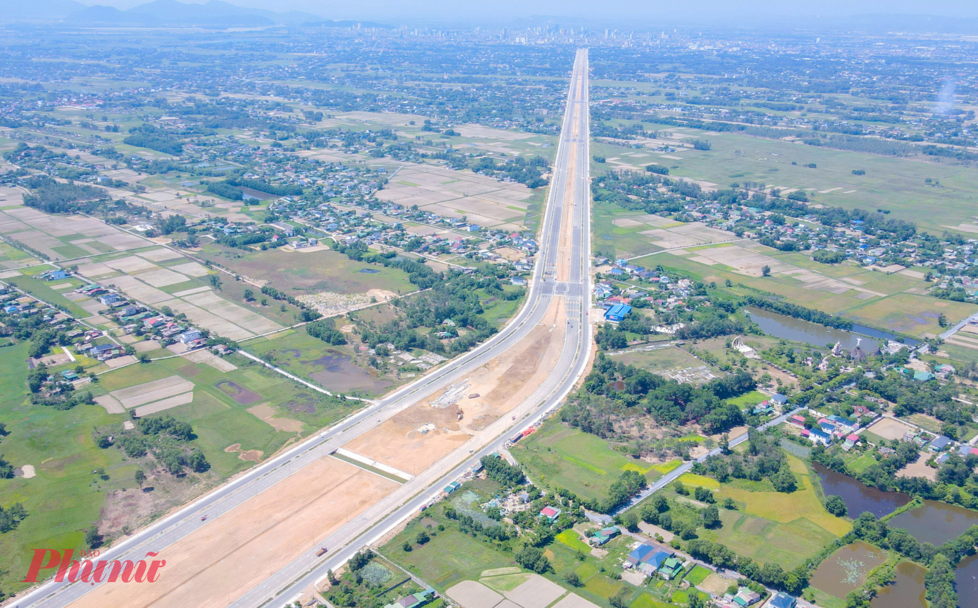 Đường làng ở Nghệ An chật kín ô tô người đi mua đất Giá đất nhiều khu vực dọc đường Vinh - Cửa Lò cũng tăng chóng mặt sau thông tin quy hoạch xây dựng Trung tâm Hành chính mới của tỉnh Nghệ An