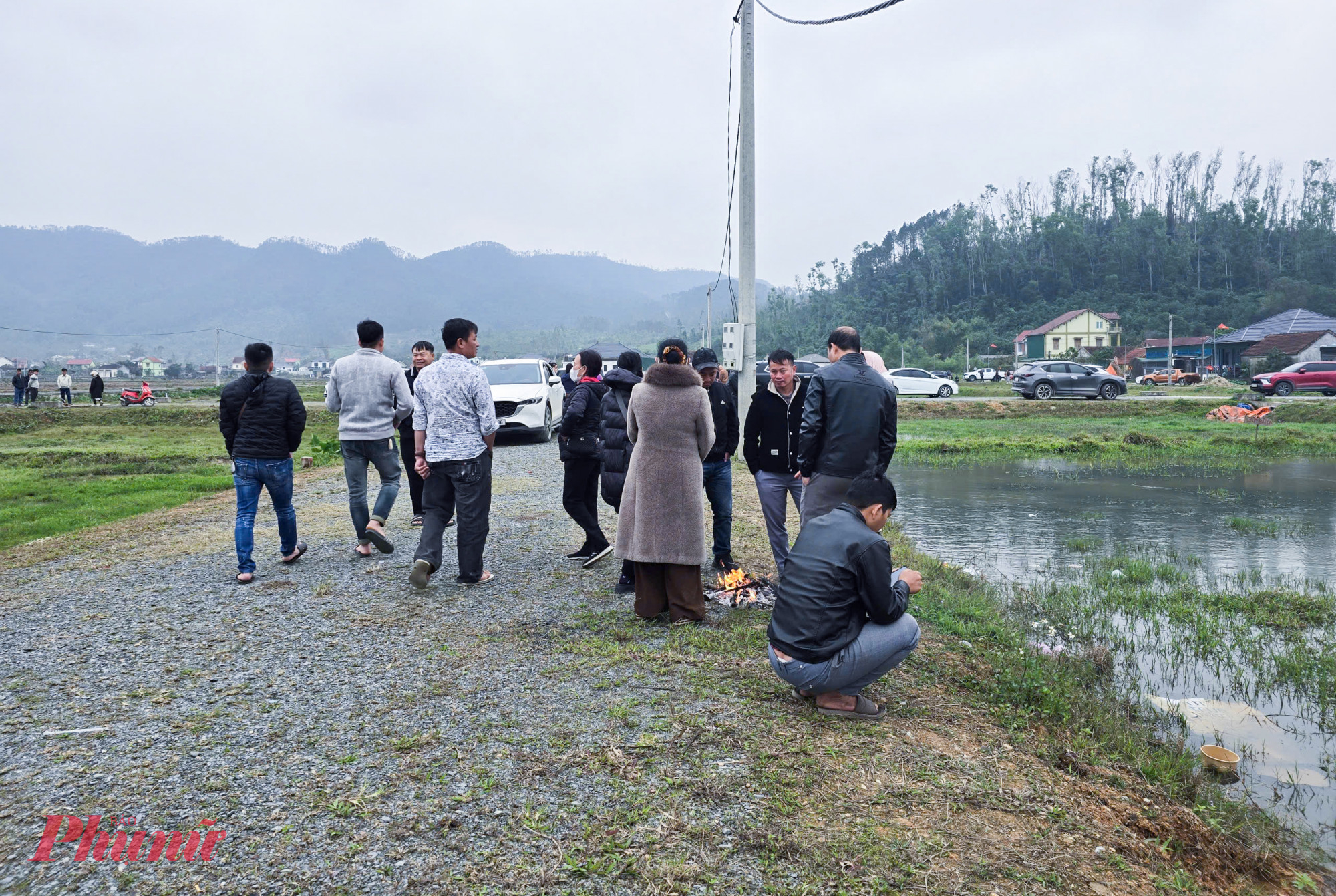 Đường làng ở Nghệ An chật kín ô tô người đi mua đất Từng nhóm người đốt lửa sưởi ấm giữa thời tiết giá lạnh chờ chốt đất