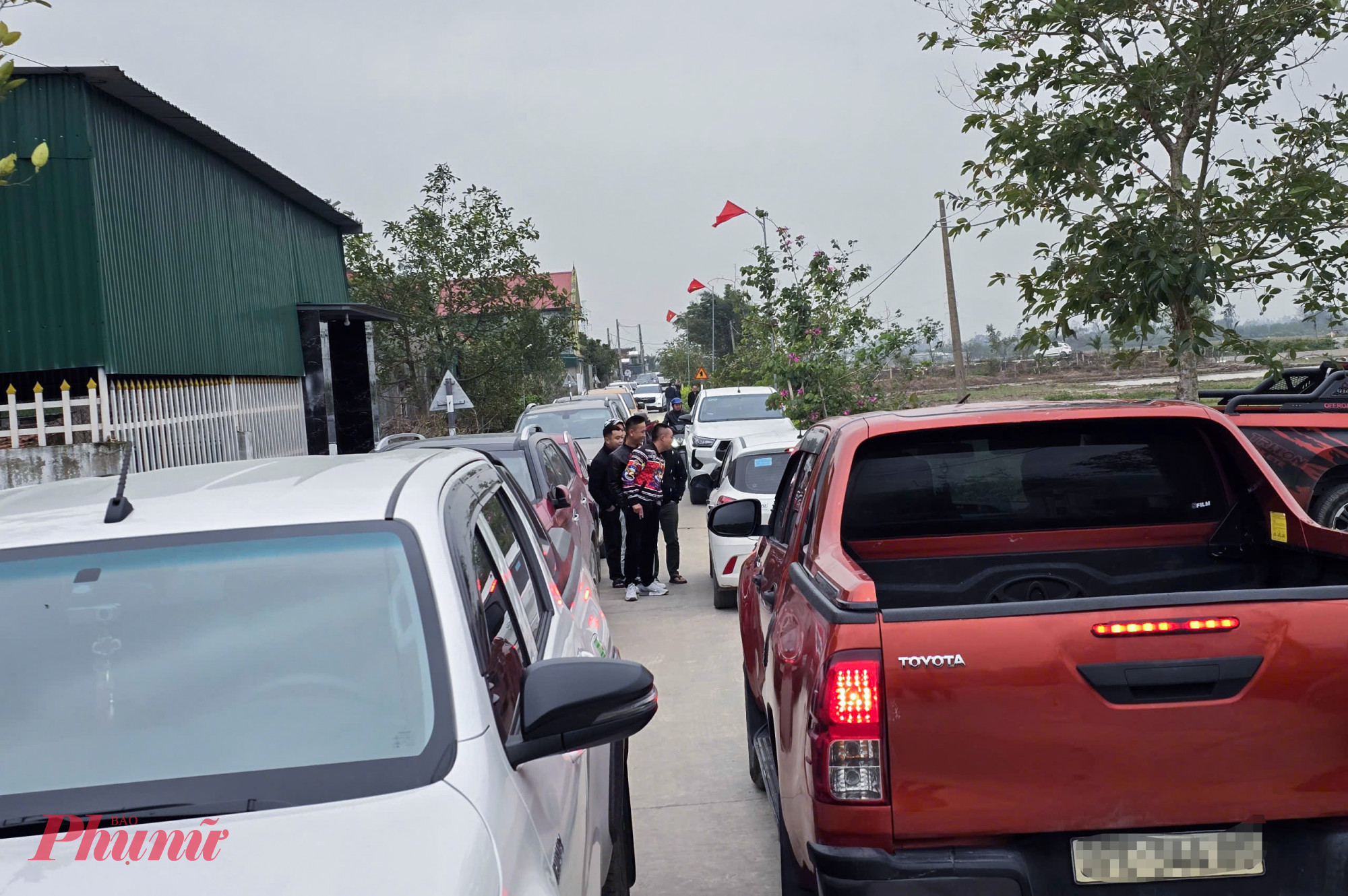 Đường làng ở Nghệ An chật kín ô tô người đi mua đất Nhiều tuyến đường đi vào khu đấu giá đất Rú Cụp chật kín xe ô tô