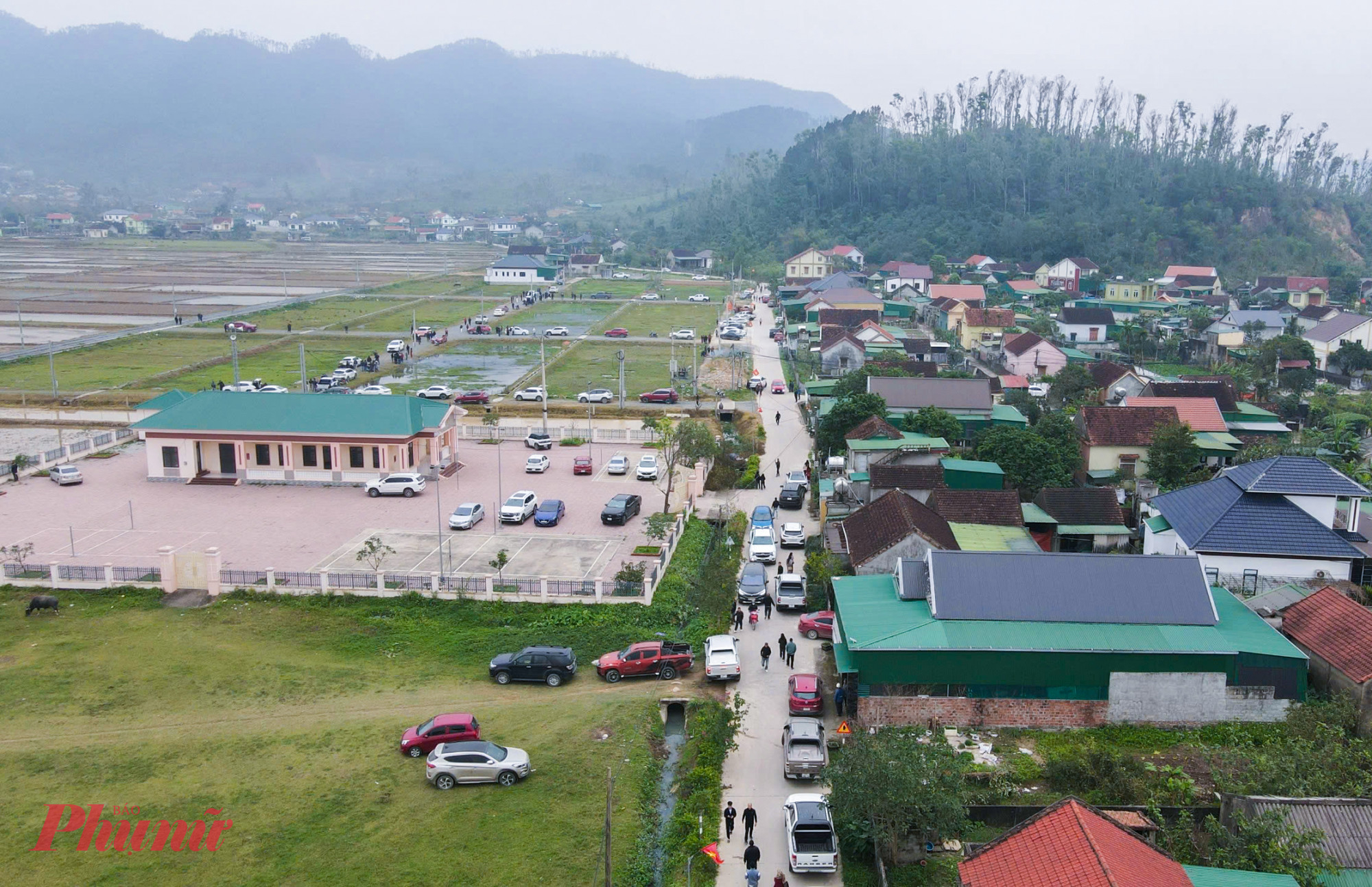 Đường làng ở Nghệ An chật kín ô tô người đi mua đất Người dân và các môi giới đổ về khu đấu giá đất ở xã Đại Huệ mua bán đất