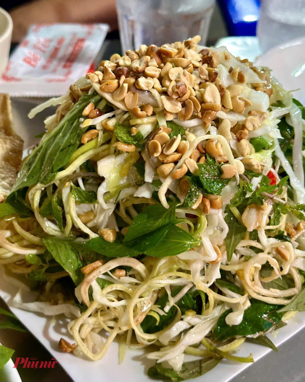 Dĩa gỏi chủ yếu là bắp cải, bắp chuối, đậu phộng giã bể, rau nêm bóp chua mà ăn thấm dữ dằn.