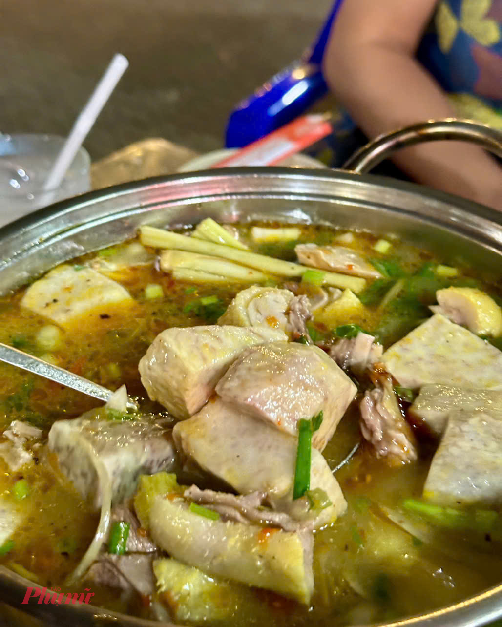 Kêu thêm cái lẩu chao, khoai môn ngập nồi là thấy uy tín rồi...