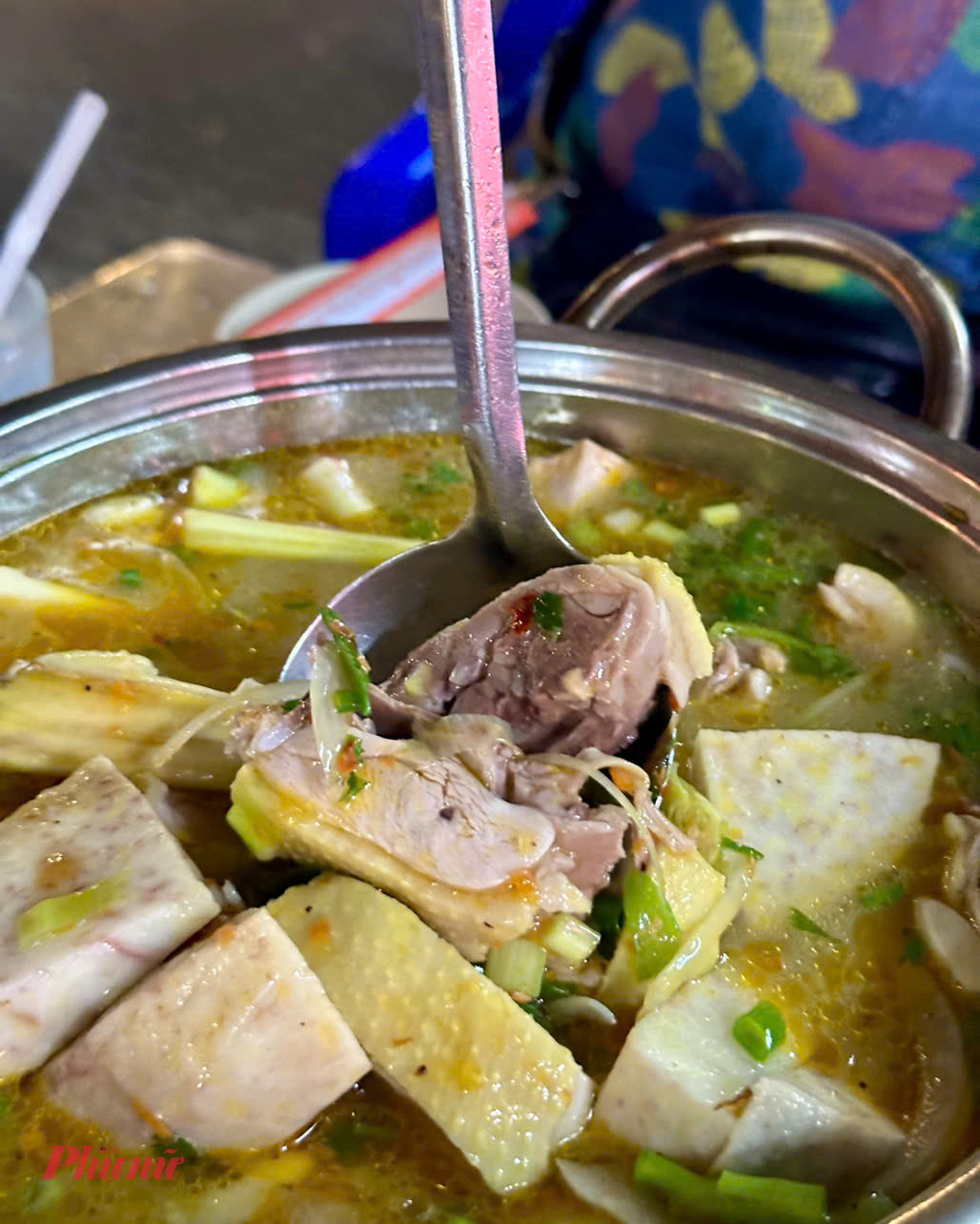 Miếng thịt vịt vừa miệng chứ không phải dạng siêu thịt, vừa béo không ngậy, mềm ướt, không quá dai nên ăn ưng ý làm sao.