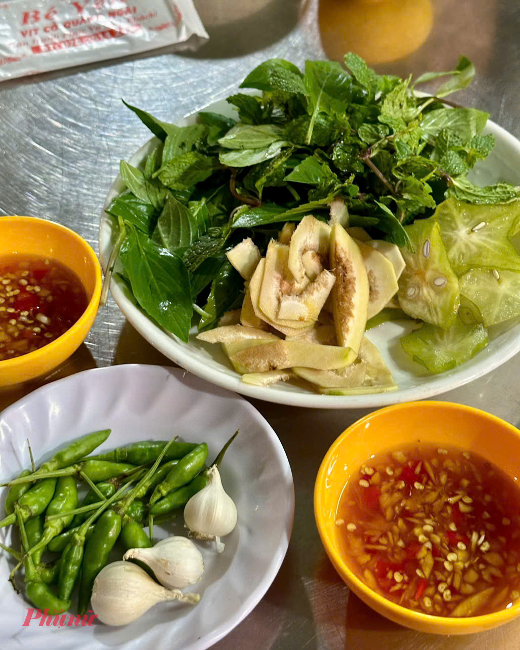 mấy chén mắm pha đỏ au ớt, tỏi nồng lên. Nhìn “combo” rau gia vị là đủ thấy mê. 