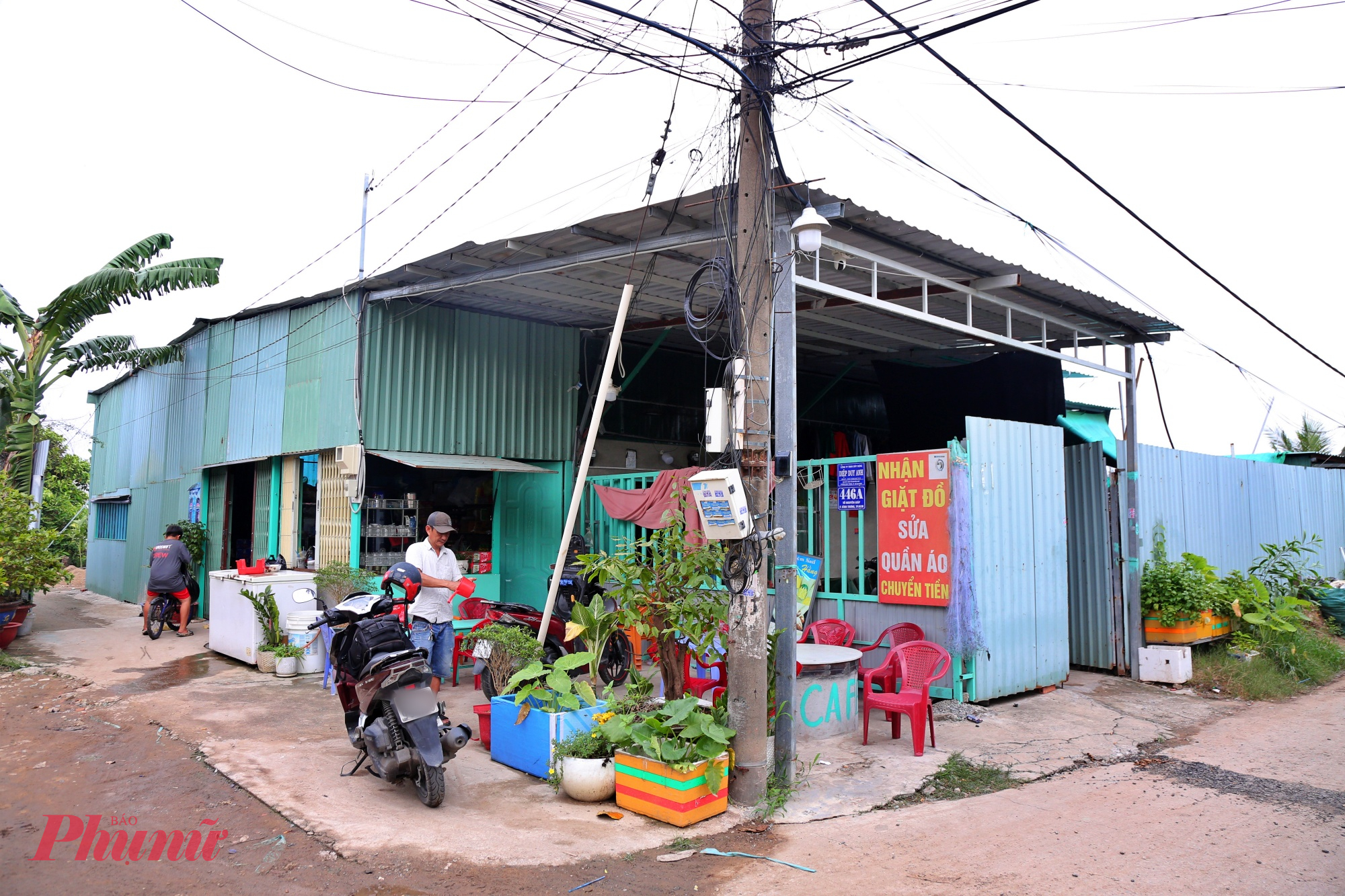 Anh Tạ Thanh Toàn (50 tuổi, người dân khu Rạch Chiếc) cho biết, anh thuê nhà tại đây để buôn bán nhỏ vài năm nay, nhưng thực tế đã sinh sống ở khu vực này gần 20 năm. Những ngày gần đây, anh nghe thông tin về việc di dời để khởi động dự án Khu liên hợp thể thao Rạch Chiếc, song đến nay vẫn chưa có thông báo cụ thể về thời điểm phải dọn đi.