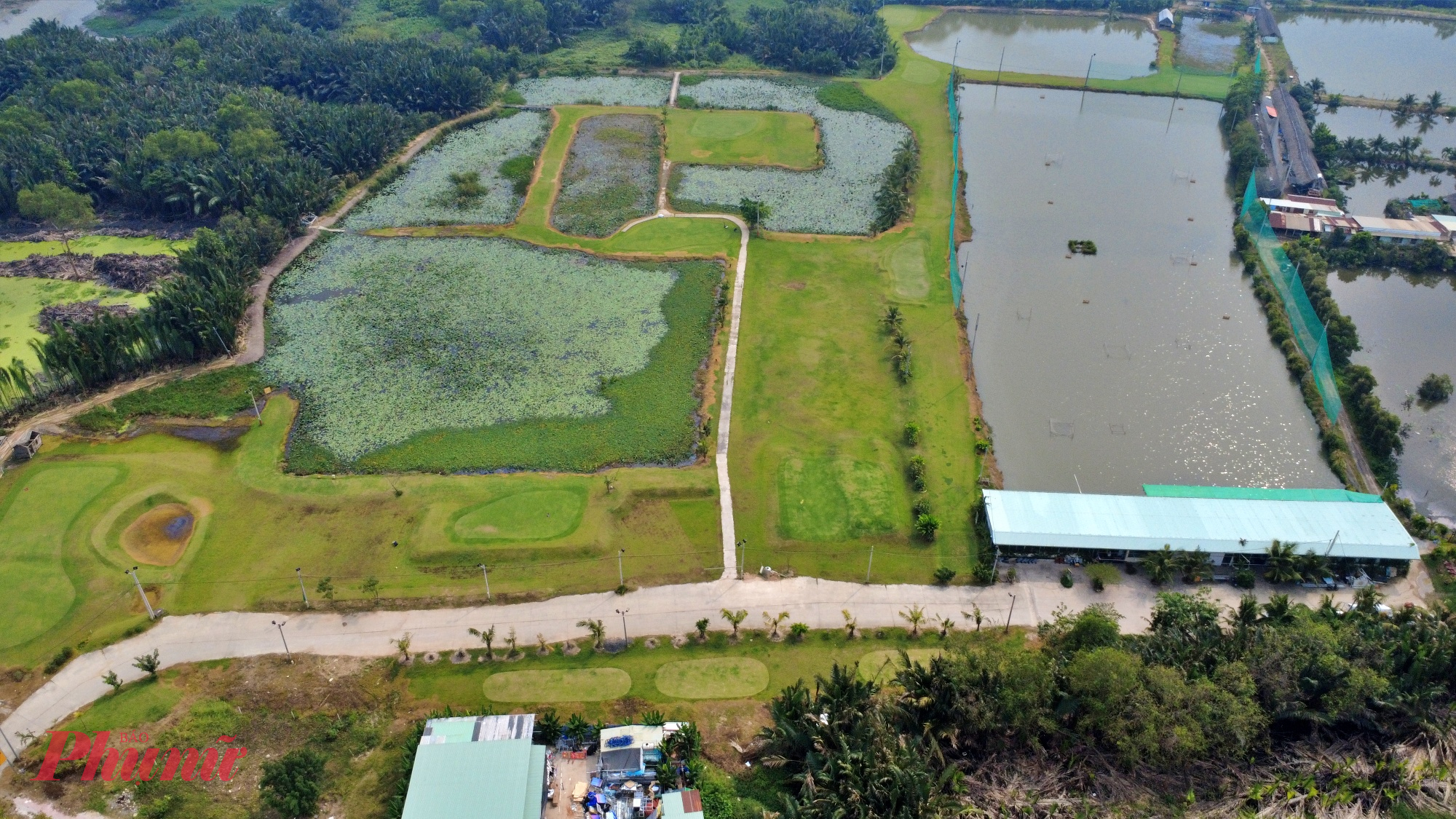Xen kẻ những hồ câu cá là sân golf An Phú Lotus 