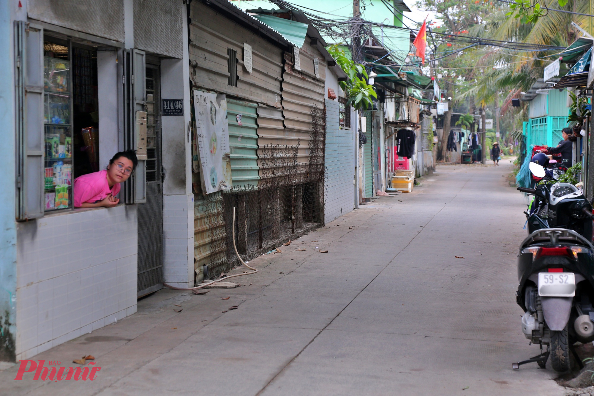 Theo anh, do khu vực nằm trong diện quy hoạch “treo” nhiều năm nên người dân không được xây dựng nhà kiên cố, chỉ có thể dựng nhà tạm để sinh sống.