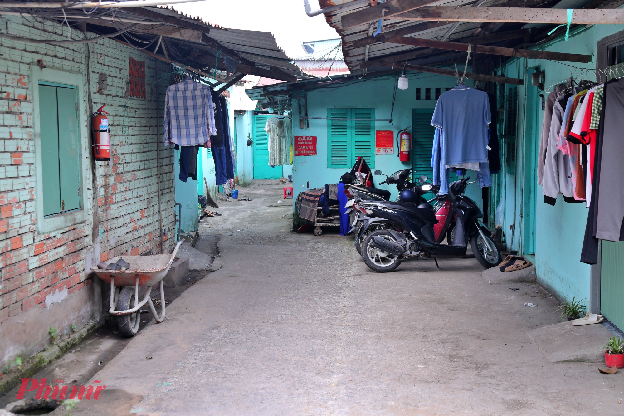 Nhiều nhà trọ tạm bợ được dựng lên để cho thuê. mong dự án sớm được triển khai để thay đổi diện mạo đô thị, người dân cũng có điều kiện sống tốt hơn