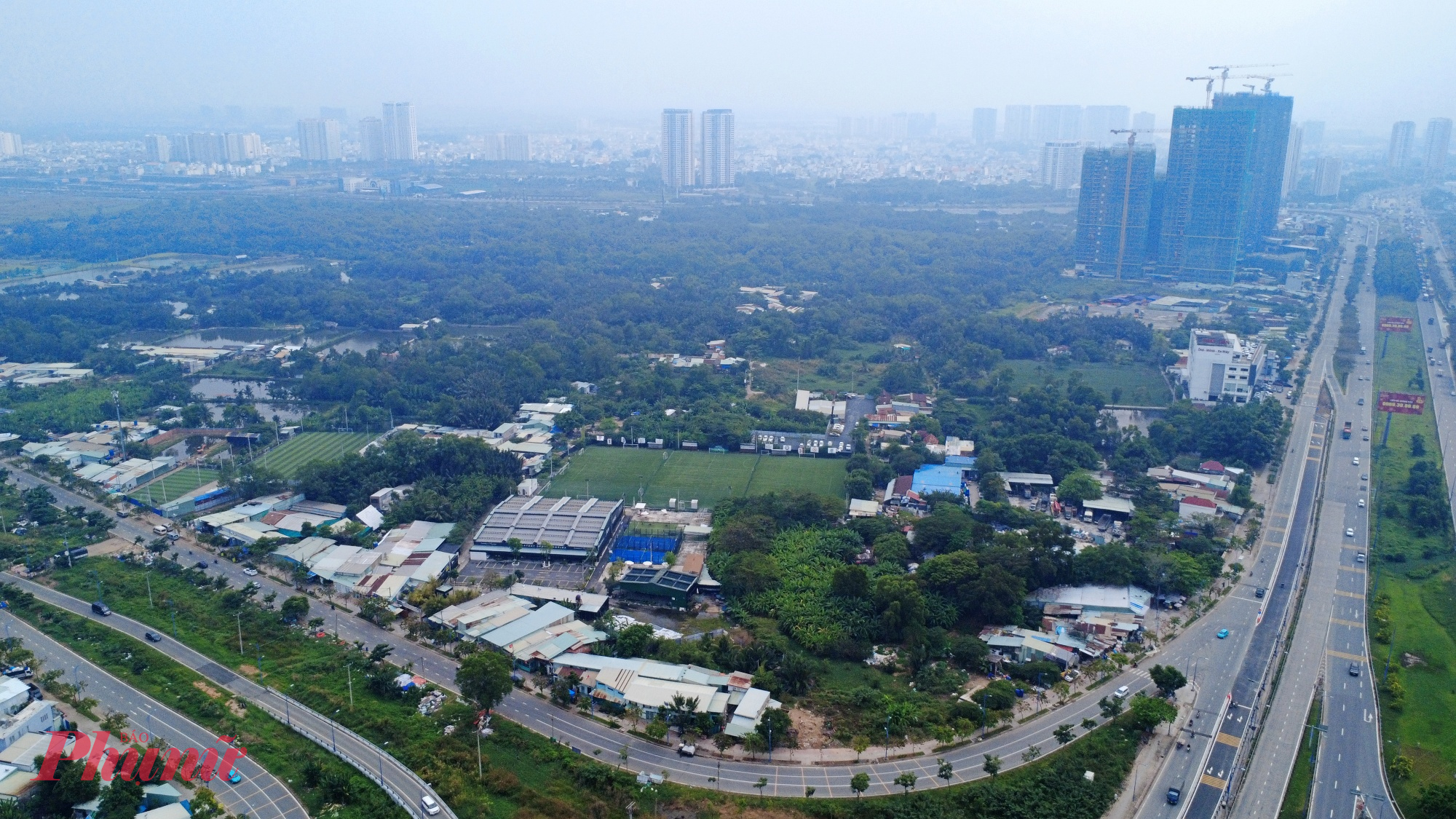 Suốt hơn 30 năm, khu đất rộng lớn tại cửa ngõ phía Đông thành phố vẫn trong trạng thái “đắp chiếu”, ảnh hưởng đến đời sống người dân và bộ mặt đô thị.