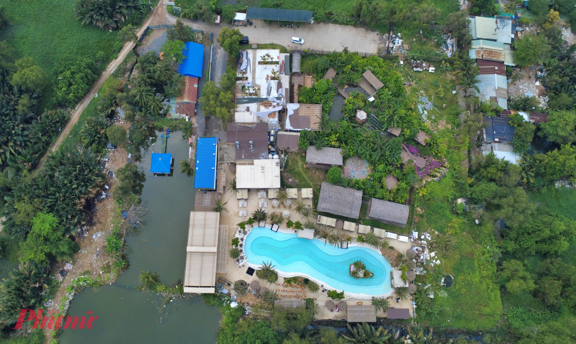 Khu vui chơi giải trí có cả bể bơi hiếm hoi còn hoạt động tại khu đất quy hoạch 'treo hàng chục năm. Tuy nhiên xung quanh vẫn khá nhếch nhác.