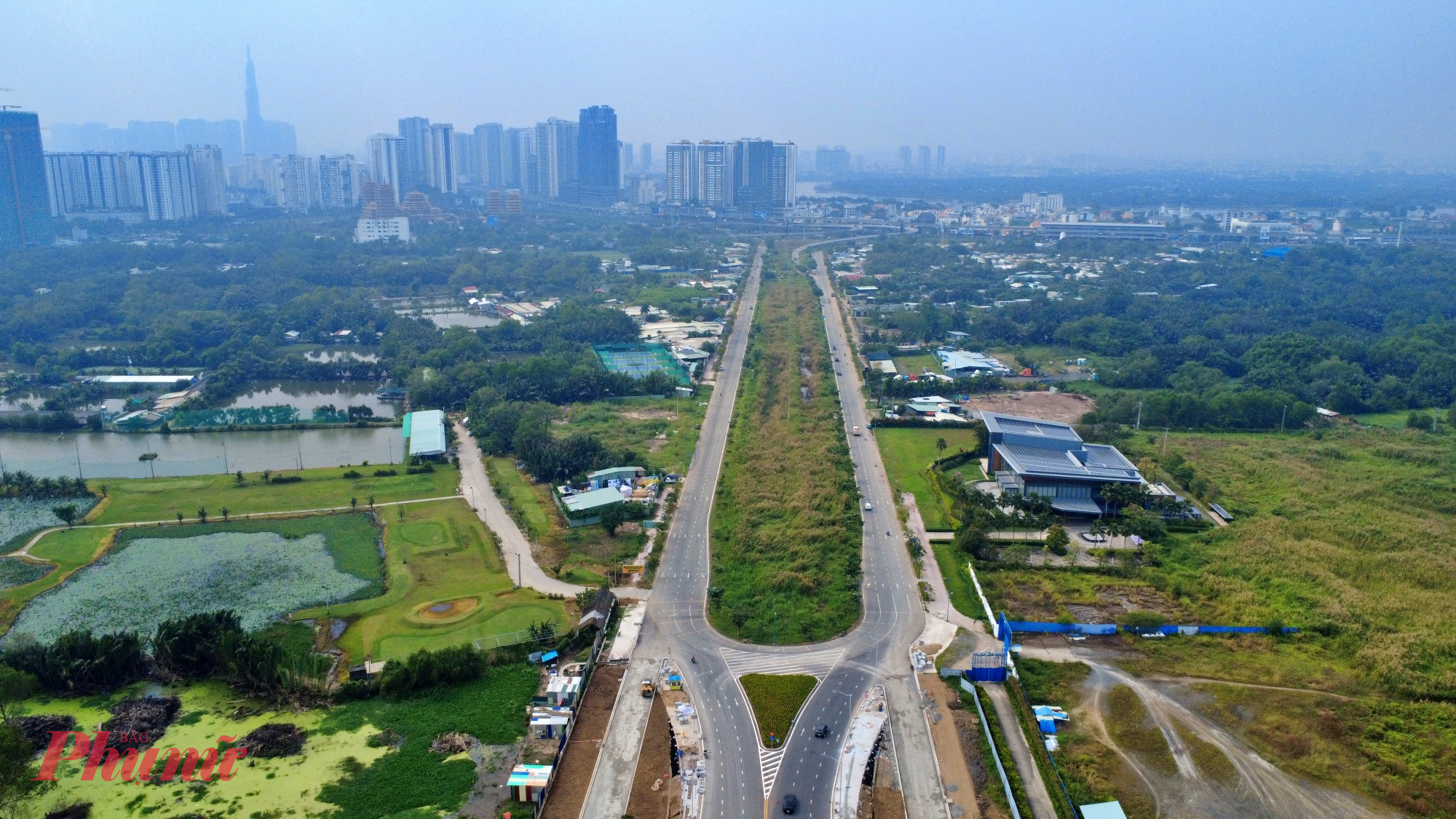 Ngoài các tuyến đường lớn xung quanh, bên trong khu dự án này có đường Liên Phường đi qua, đây lợi thế lớn để hình thành một tổ hợp thể thao, dịch vụ quy mô, kết nối thuận tiện với trung tâm thành phố và vùng kinh tế trọng điểm phía Nam.