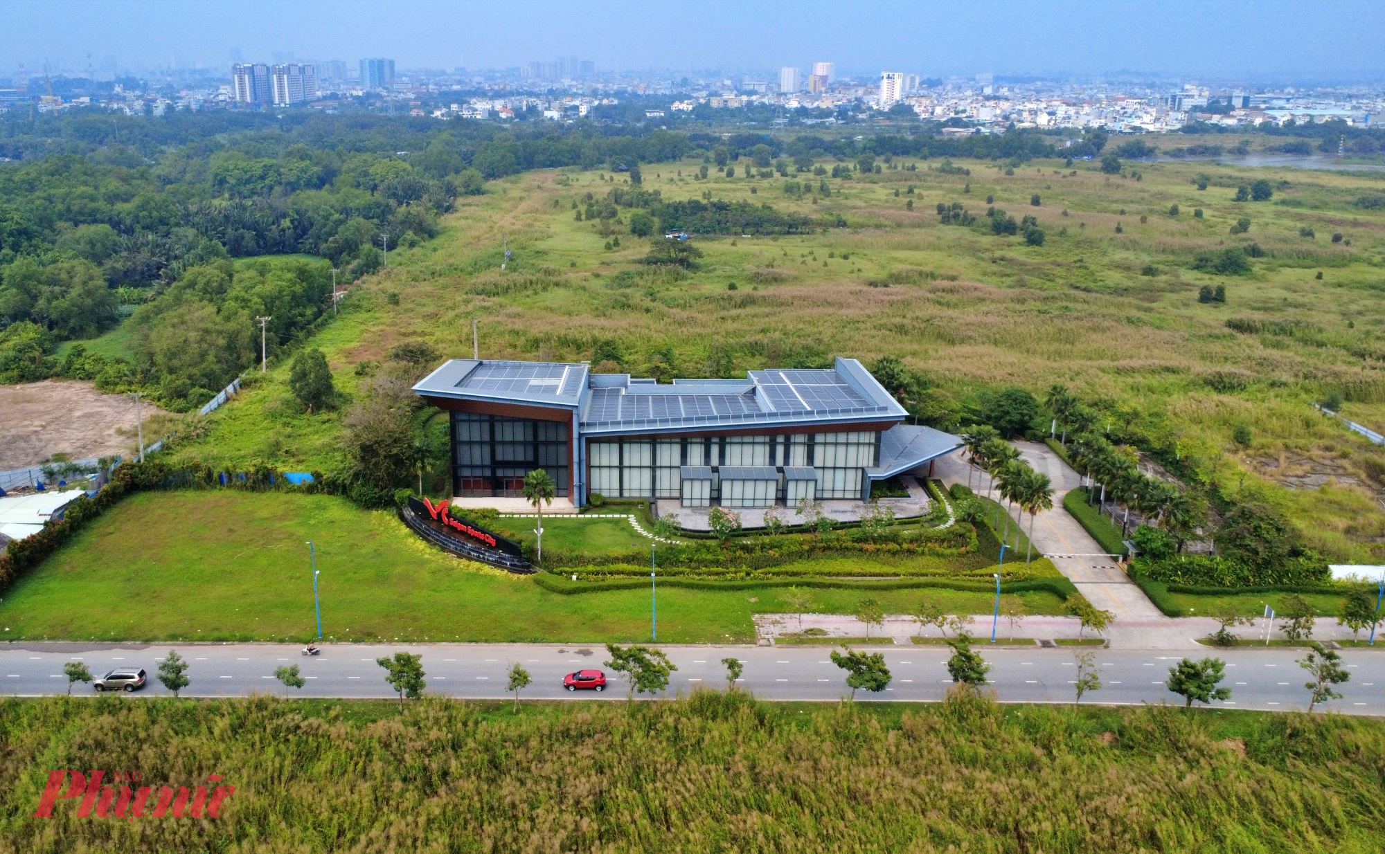 Khu nhà mẫu dự án Saigon Sport City đã từng được mở cửa để giới thiệu các loại hình căn hộ và tiện ích theo mô hình khu đô thị thể thao lần đầu tại Việt Nam, với các tiện ích như hồ bơi Olympic, trung tâm thể thao, thương mại, giáo dục, y tế. Dự án có quy mô 64ha, bao gồm khu thể thao 26ha và khu nhà ở, thương mại. Tuy nhiên phía sau khu nhà mẫu vẫn còn đất trống. 