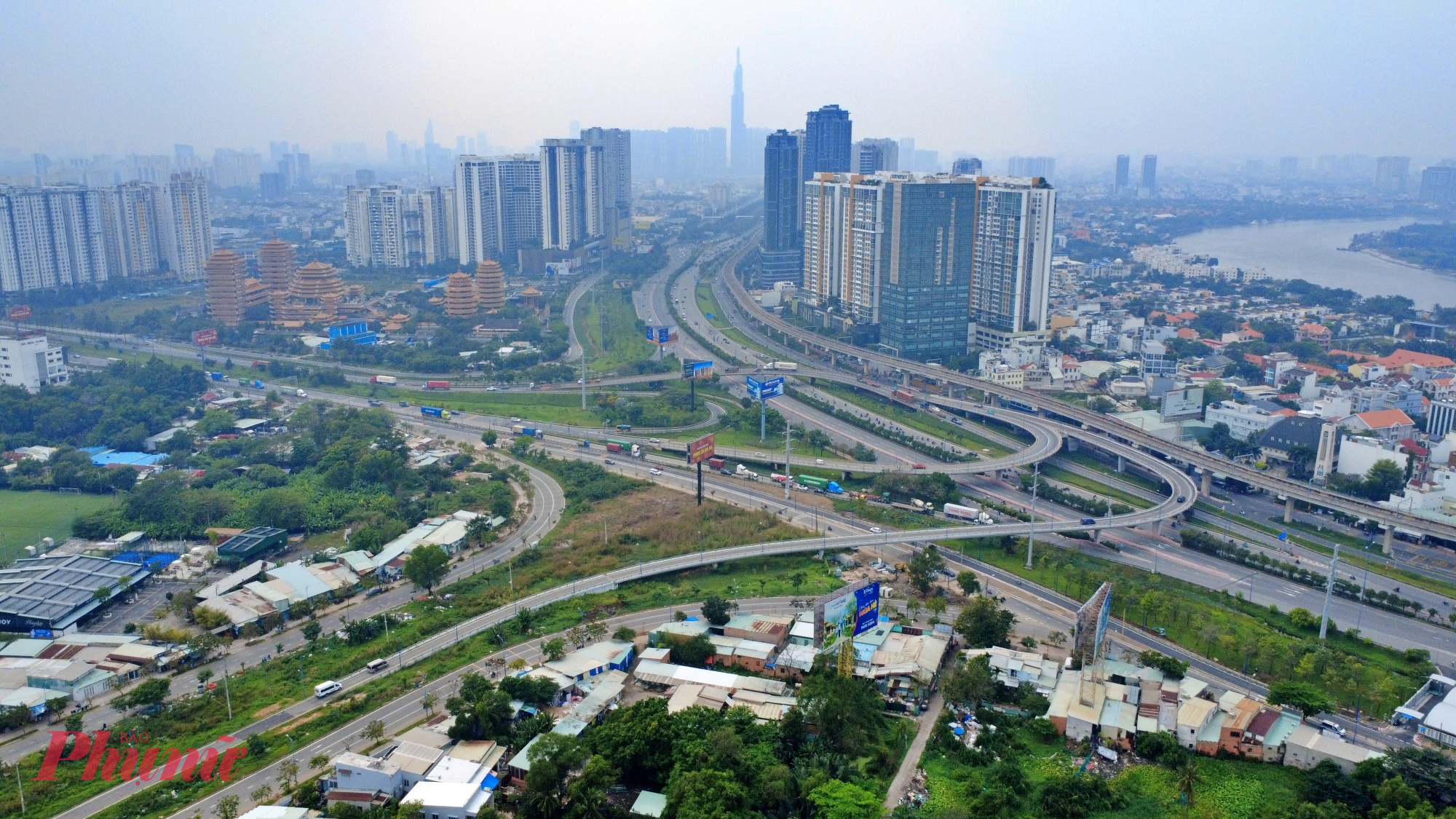 Dự án nằm ở vị trí chiến lược khi tiếp giáp các trục giao thông huyết mạch như đại lộ Mai Chí Thọ, xa lộ Hà Nội (nay là Võ Nguyên Giáp) và cao tốc TPHCM - Long Thành - Dầu Giây. 