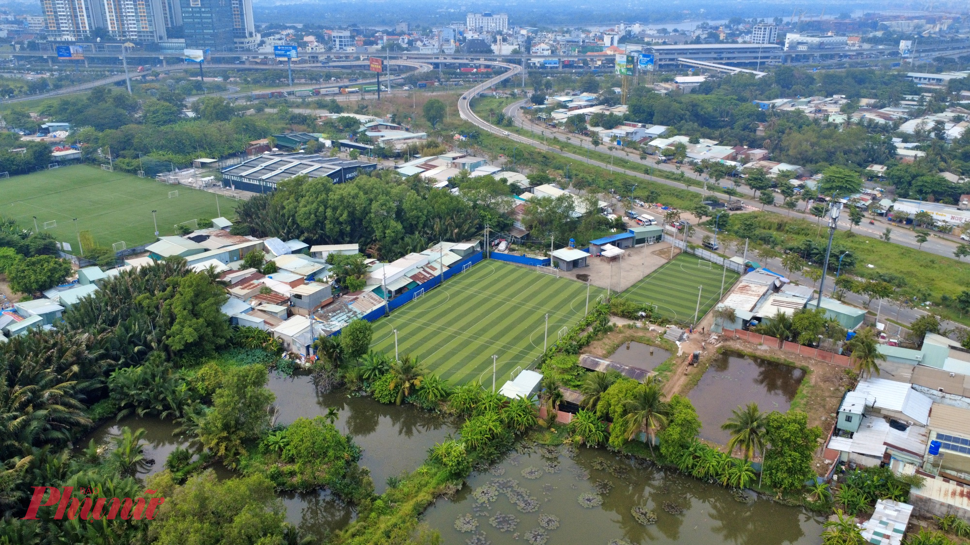 Khu liên hợp thể thao Rạch Chiếc được phê duyệt quy hoạch từ năm 1994 với mục tiêu trở thành trung tâm thể thao tầm cỡ quốc gia. Tuy nhiên, do thiếu nguồn vốn đầu tư cùng những vướng mắc về cơ chế, chính sách, dự án liên tục trì hoãn. 