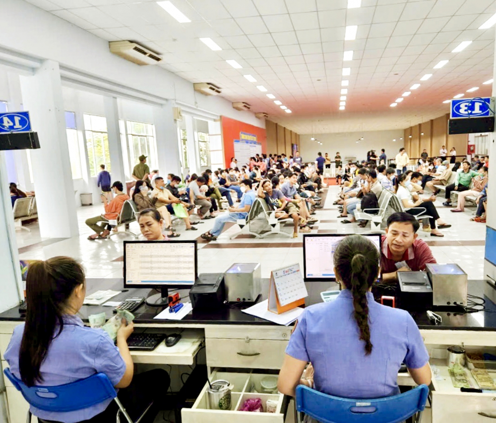 Hành khách làm thủ tục mua vé tàu tết  tại ga Sài Gòn - ẢNH: QUỐC THÁI