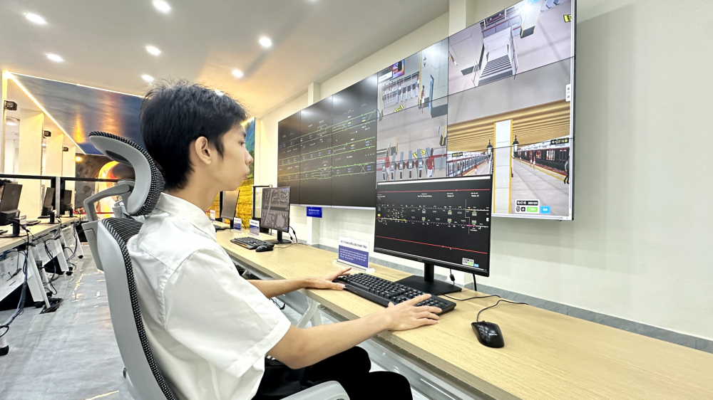 Sinh viên Trường đại học Giao thông Vận tải TPHCM đang trải nghiệm mô hình hệ thống điều khiển đường sắt nhờ ứng dụng AI
