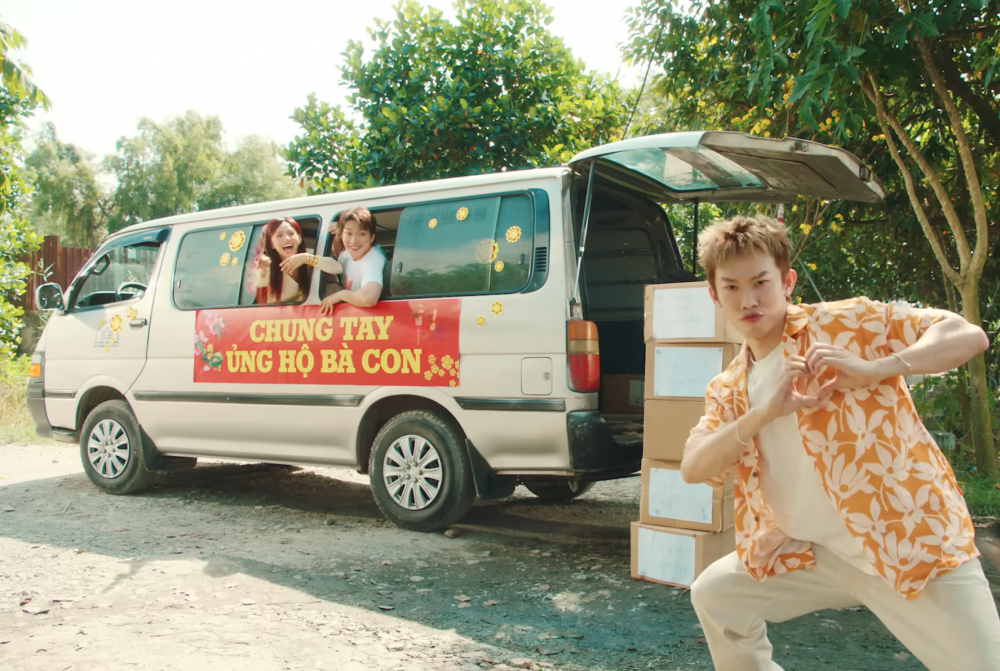 MV cũng lồng ghép thông điệp tích cực hướng về chia sẻ cùng đồng bào chịu ảnh hưởng bởi thiên tai thời gian qua - Ảnh chụp màn hình