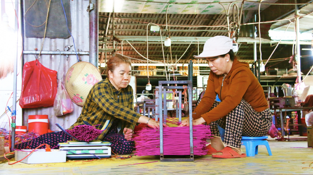 Chị Nguyễn Cát Bụi Thúy (bìa phải) hơn 30 năm gắn bó với nghề làm nhang